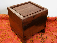 Carica l&#39;immagine nel visualizzatore di Gallery, scatola , box indiano in legno di teak con apertura scorrevole .  scatola costruita ed assemblata artigianalmente , databile prima metà 900 . tutta originale in ogni parte .  24 x 24 x 24 cm
