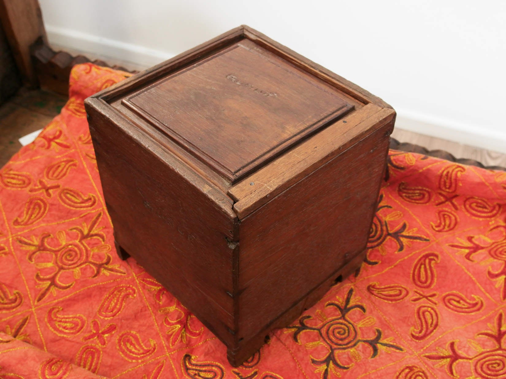scatola , box indiano in legno di teak con apertura scorrevole .  scatola costruita ed assemblata artigianalmente , databile prima metà 900 . tutta originale in ogni parte .  22x22 x 24 cm
