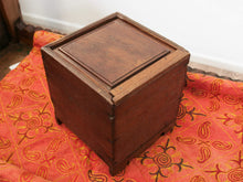 Carica l&#39;immagine nel visualizzatore di Gallery, scatola , box indiano in legno di teak con apertura scorrevole .  scatola costruita ed assemblata artigianalmente , databile prima metà 900 . tutta originale in ogni parte .  22x22 x 24 cm