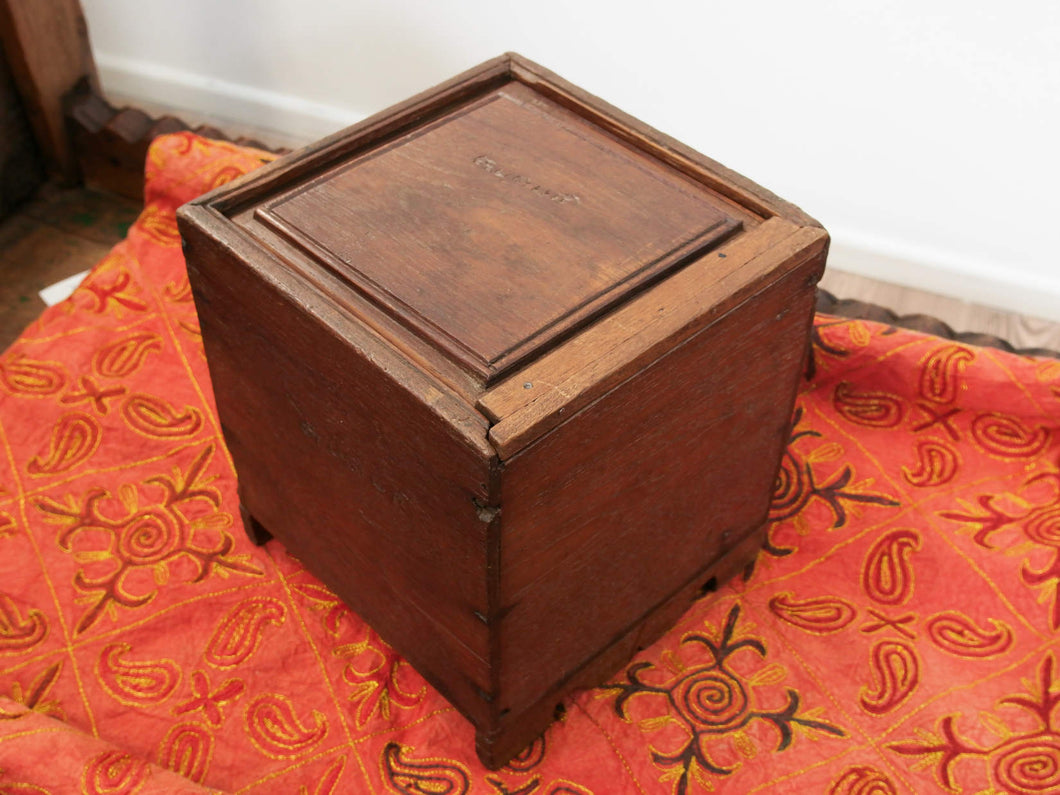scatola , box indiano in legno di teak con apertura scorrevole .  scatola costruita ed assemblata artigianalmente , databile prima metà 900 . tutta originale in ogni parte .  22x22 x 24 cm