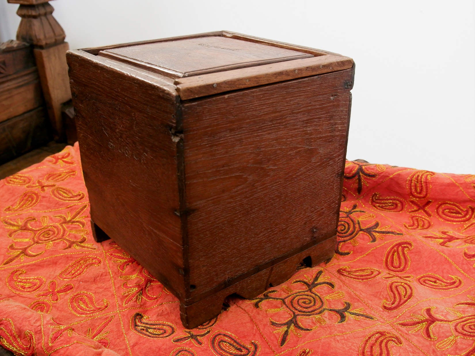 scatola , box indiano in legno di teak con apertura scorrevole .  scatola costruita ed assemblata artigianalmente , databile prima metà 900 . tutta originale in ogni parte .  22x22 x 24 cm