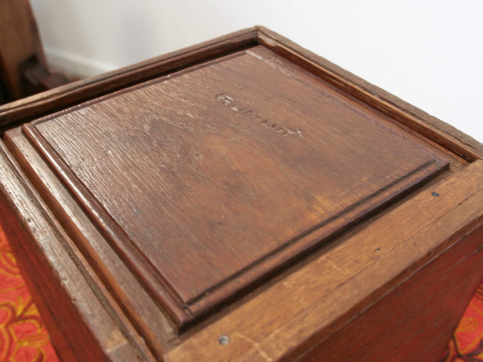 scatola , box indiano in legno di teak con apertura scorrevole .  scatola costruita ed assemblata artigianalmente , databile prima metà 900 . tutta originale in ogni parte .  22x22 x 24 cm