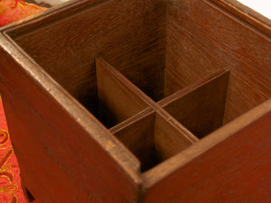 scatola , box indiano in legno di teak con apertura scorrevole .  scatola costruita ed assemblata artigianalmente , databile prima metà 900 . tutta originale in ogni parte .  22x22 x 24 cm