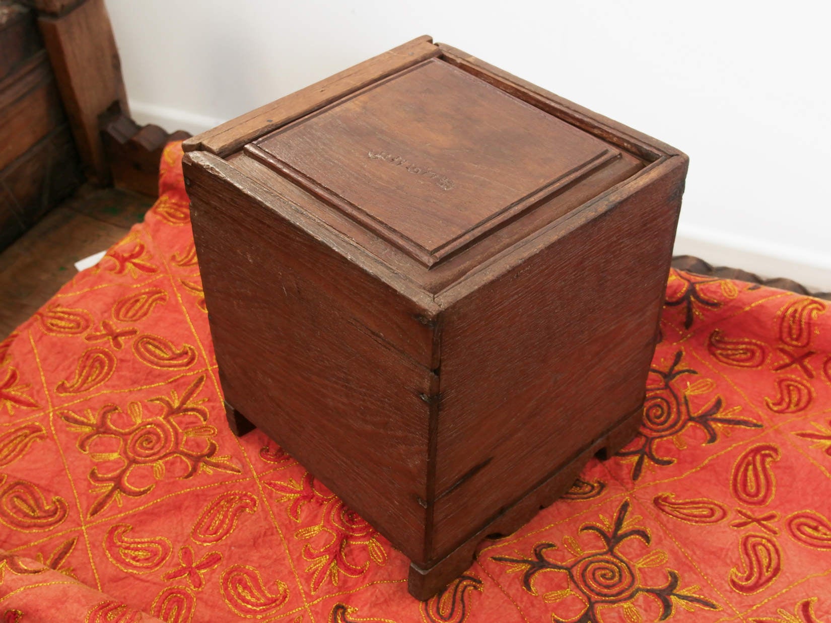 scatola , box indiano in legno di teak con apertura scorrevole .  scatola costruita ed assemblata artigianalmente , databile prima metà 900 . tutta originale in ogni parte .  22x22 x 24 cm