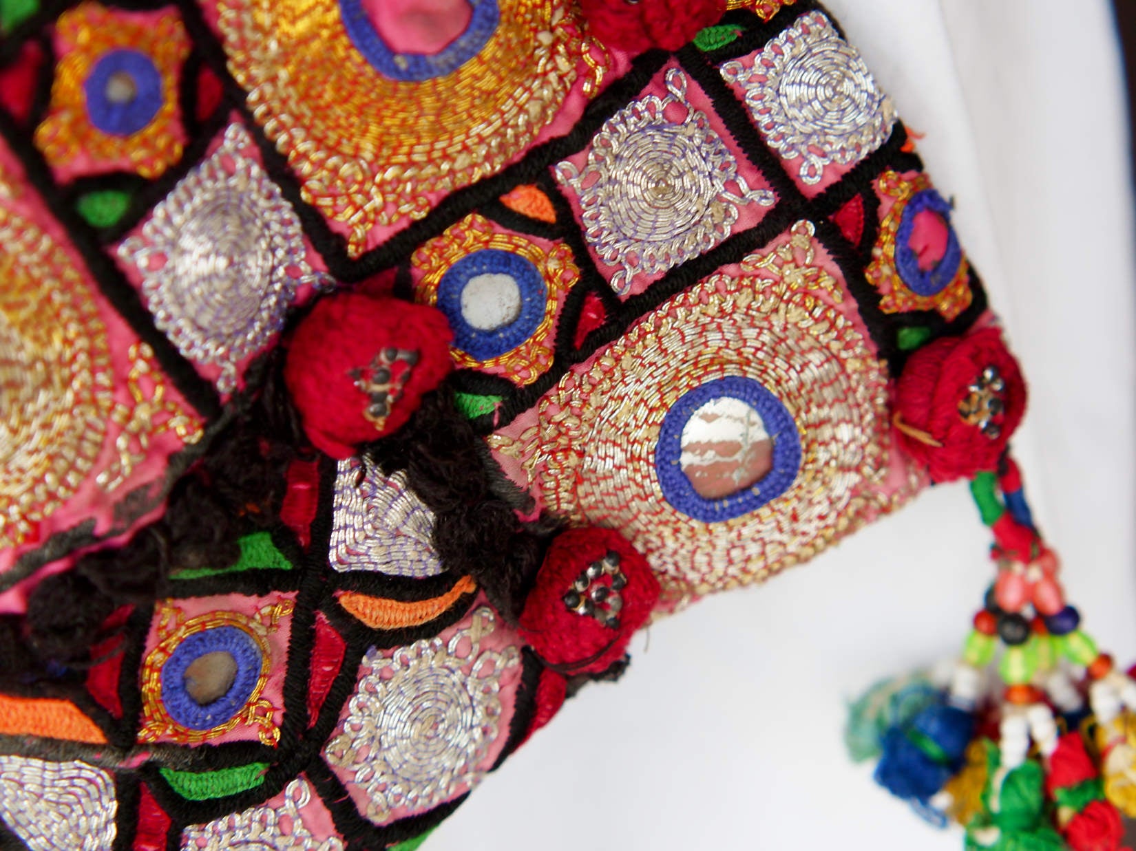 borsa indiana patchwork tutti i pezzi che la compongono sono elementi in tessuto ricamati con specchietti ,pom pom, vecchi pendagli, ecc... ricavati da vecchi tessuti rajasthani pezzo unico lavorato interamente a mano interno foderato  53x40x35 cm esclusi manici manici 47+47cm