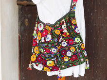 Carica l&#39;immagine nel visualizzatore di Gallery, borsa indiana patchwork tutti i pezzi che la compongono sono elementi in tessuto ricamati con specchietti ,pom pom, vecchi pendagli, ecc... ricavati da vecchi tessuti rajasthani pezzo unico lavorato interamente a mano interno foderato  53x40x35 cm esclusi manici manici 47+47cm