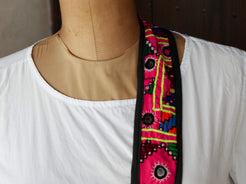 borsa indiana patchwork tutti i pezzi che la compongono sono elementi in tessuto ricamati con specchietti ,pom pom, vecchi pendagli, ecc... ricavati da vecchi tessuti rajasthani pezzo unico lavorato interamente a mano interno foderato  53x40x35 cm esclusi manici manici 47+47cm