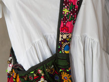 Carica l&#39;immagine nel visualizzatore di Gallery, borsa indiana patchwork tutti i pezzi che la compongono sono elementi in tessuto ricamati con specchietti ,pom pom, vecchi pendagli, ecc... ricavati da vecchi tessuti rajasthani pezzo unico lavorato interamente a mano interno foderato  53x40x35 cm esclusi manici manici 47+47cm