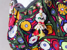 Carica l&#39;immagine nel visualizzatore di Gallery, borsa indiana patchwork tutti i pezzi che la compongono sono elementi in tessuto ricamati con specchietti ,pom pom, vecchi pendagli, ecc... ricavati da vecchi tessuti rajasthani pezzo unico lavorato interamente a mano interno foderato  53x40x35 cm esclusi manici manici 47+47cm