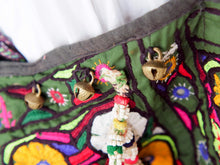 Carica l&#39;immagine nel visualizzatore di Gallery, borsa indiana patchwork tutti i pezzi che la compongono sono elementi in tessuto ricamati con specchietti ,pom pom, vecchi pendagli, ecc... ricavati da vecchi tessuti rajasthani pezzo unico lavorato interamente a mano interno foderato  53x40x35 cm esclusi manici manici 47+47cm