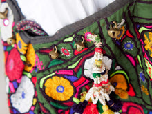 Carica l&#39;immagine nel visualizzatore di Gallery, borsa indiana patchwork tutti i pezzi che la compongono sono elementi in tessuto ricamati con specchietti ,pom pom, vecchi pendagli, ecc... ricavati da vecchi tessuti rajasthani pezzo unico lavorato interamente a mano interno foderato  53x40x35 cm esclusi manici manici 47+47cm