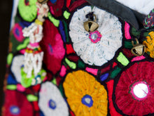 Carica l&#39;immagine nel visualizzatore di Gallery, borsa indiana patchwork tutti i pezzi che la compongono sono elementi in tessuto ricamati con specchietti ,pom pom, vecchi pendagli, ecc... ricavati da vecchi tessuti rajasthani pezzo unico lavorato interamente a mano interno foderato  53x40x35 cm esclusi manici manici 47+47cm