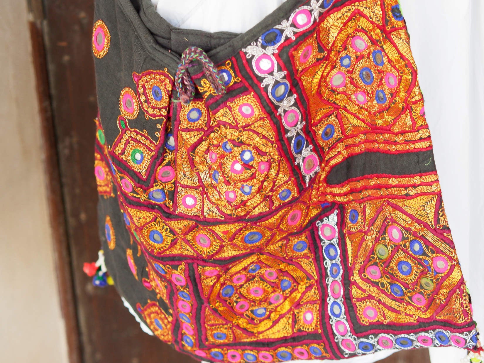 borsa indiana patchwork tutti i pezzi che la compongono sono elementi in tessuto ricamati con specchietti ,pom pom, vecchi pendagli, ecc... ricavati da vecchi tessuti rajasthani pezzo unico lavorato interamente a mano interno foderato  53x40x35 cm esclusi manici manici 47+47cm