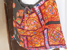 Carica l&#39;immagine nel visualizzatore di Gallery, borsa indiana patchwork tutti i pezzi che la compongono sono elementi in tessuto ricamati con specchietti ,pom pom, vecchi pendagli, ecc... ricavati da vecchi tessuti rajasthani pezzo unico lavorato interamente a mano interno foderato  53x40x35 cm esclusi manici manici 47+47cm