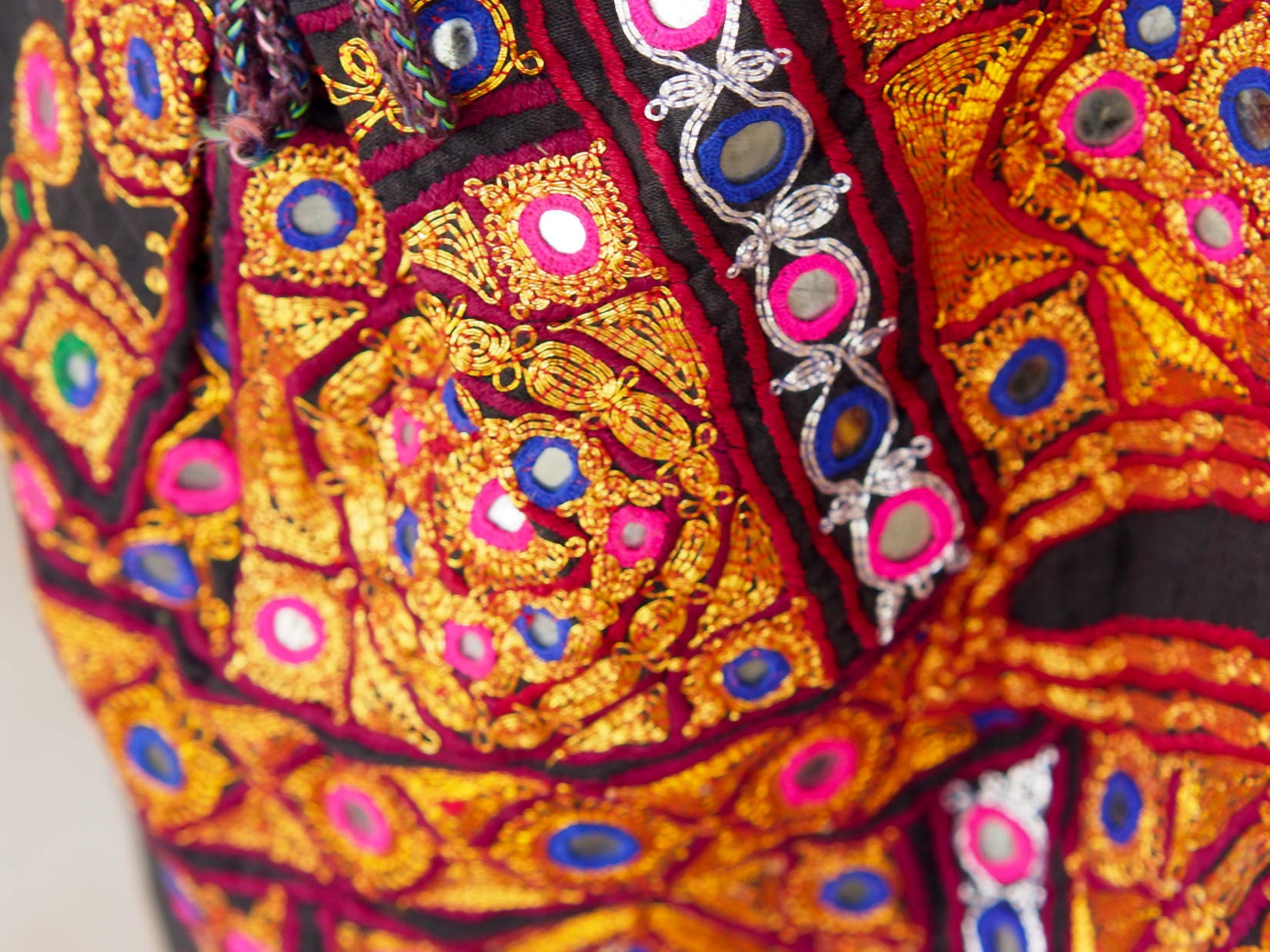 borsa indiana patchwork tutti i pezzi che la compongono sono elementi in tessuto ricamati con specchietti ,pom pom, vecchi pendagli, ecc... ricavati da vecchi tessuti rajasthani pezzo unico lavorato interamente a mano interno foderato  53x40x35 cm esclusi manici manici 47+47cm