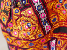 Carica l&#39;immagine nel visualizzatore di Gallery, borsa indiana patchwork tutti i pezzi che la compongono sono elementi in tessuto ricamati con specchietti ,pom pom, vecchi pendagli, ecc... ricavati da vecchi tessuti rajasthani pezzo unico lavorato interamente a mano interno foderato  53x40x35 cm esclusi manici manici 47+47cm