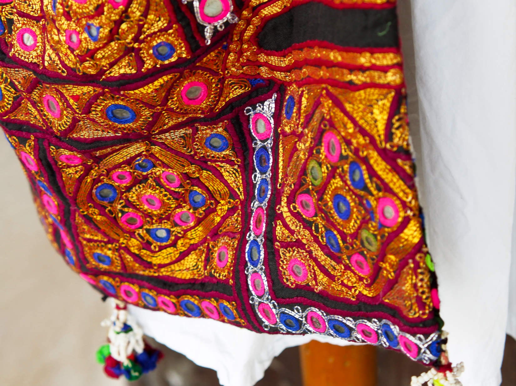 borsa indiana patchwork tutti i pezzi che la compongono sono elementi in tessuto ricamati con specchietti ,pom pom, vecchi pendagli, ecc... ricavati da vecchi tessuti rajasthani pezzo unico lavorato interamente a mano interno foderato  53x40x35 cm esclusi manici manici 47+47cm