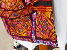 Carica l&#39;immagine nel visualizzatore di Gallery, borsa indiana patchwork tutti i pezzi che la compongono sono elementi in tessuto ricamati con specchietti ,pom pom, vecchi pendagli, ecc... ricavati da vecchi tessuti rajasthani pezzo unico lavorato interamente a mano interno foderato  53x40x35 cm esclusi manici manici 47+47cm