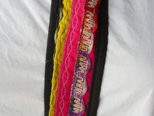 Carica l&#39;immagine nel visualizzatore di Gallery, borsa indiana patchwork tutti i pezzi che la compongono sono elementi in tessuto ricamati con specchietti ,pom pom, vecchi pendagli, ecc... ricavati da vecchi tessuti rajasthani pezzo unico lavorato interamente a mano interno foderato  53x40x35 cm esclusi manici manici 47+47cm