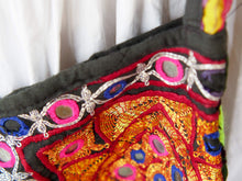 Carica l&#39;immagine nel visualizzatore di Gallery, borsa indiana patchwork tutti i pezzi che la compongono sono elementi in tessuto ricamati con specchietti ,pom pom, vecchi pendagli, ecc... ricavati da vecchi tessuti rajasthani pezzo unico lavorato interamente a mano interno foderato  53x40x35 cm esclusi manici manici 47+47cm