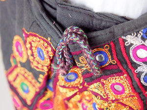 borsa indiana patchwork tutti i pezzi che la compongono sono elementi in tessuto ricamati con specchietti ,pom pom, vecchi pendagli, ecc... ricavati da vecchi tessuti rajasthani pezzo unico lavorato interamente a mano interno foderato  53x40x35 cm esclusi manici manici 47+47cm