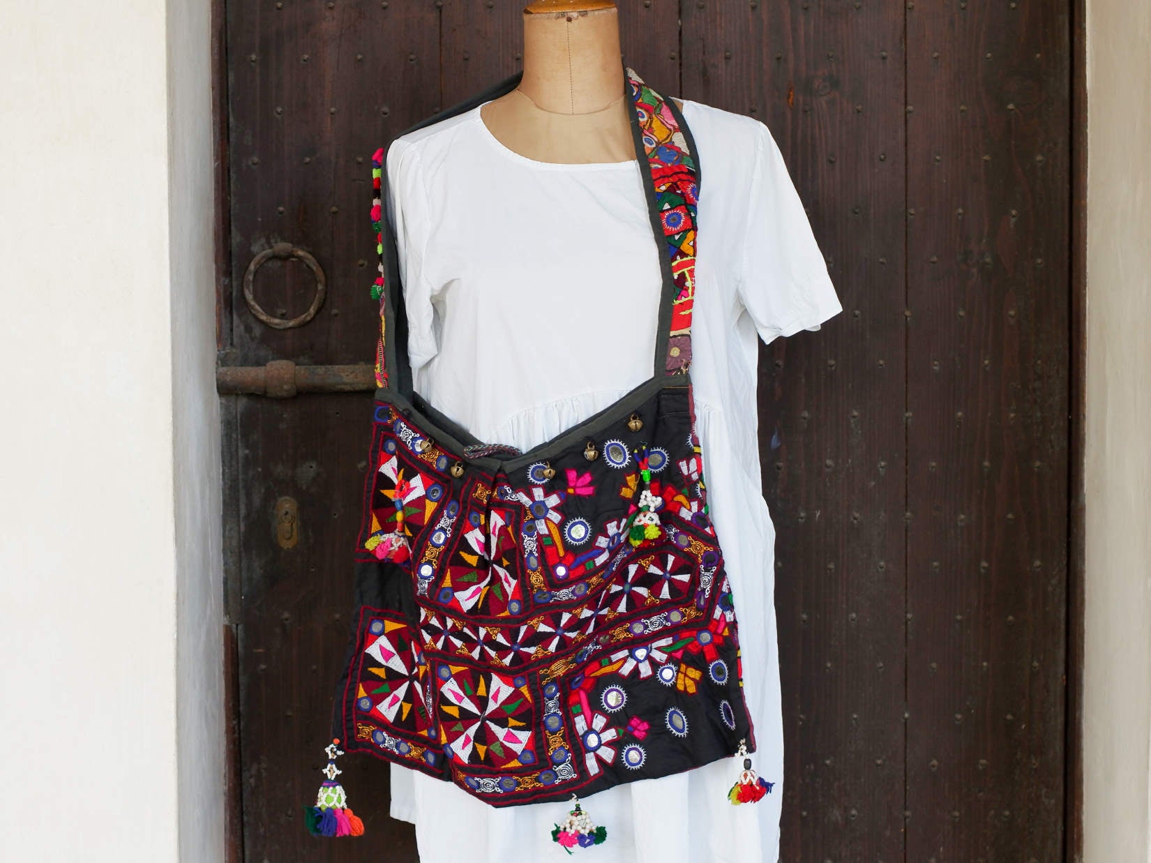 borsa indiana patchwork tutti i pezzi che la compongono sono elementi in tessuto ricamati con specchietti ,pom pom, vecchi pendagli, ecc... ricavati da vecchi tessuti rajasthani pezzo unico lavorato interamente a mano interno foderato  53x40x35 cm esclusi manici manici 47+47cm