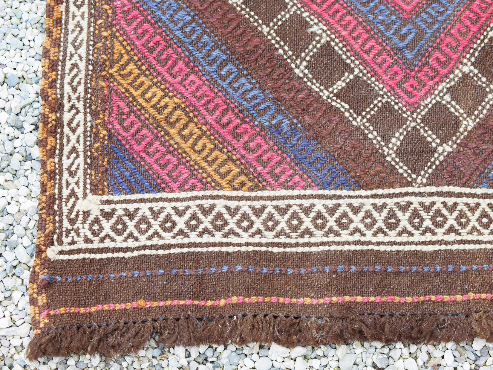tappeto in lana Djidjim o djadjim , sostanzialmente una versione dei Kilim . Meno elaborati più "moderni" non tanto come epoca ma come design . il tappeto è in lana annodata a mano , tutti colori sono ottenuti da pigmanti naturali .  dei nomadi Beluch sono presenti nel Beluchisthan Iraniano e nella intera ridotta fascia confinante con il sud in Afghanistan e in una porzione in territorio nella provincia di Chagai e Monti Sulaiman .  tappeto raro .  260 x 65 cm 