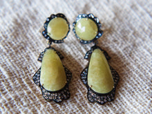 Carica l&#39;immagine nel visualizzatore di Gallery, orecchini in argento , calcite gialla e cristalli brillanti pezzo unico lavorato artigianalmente, pietre luminose e sfacettate a mano, chiusura a farfalla. misure pendaglio 6x2,5x1 cm peso 20 gr.