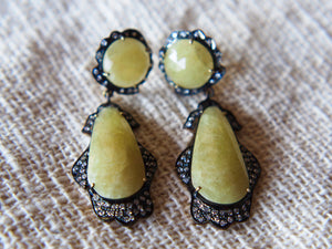 orecchini in argento , calcite gialla e cristalli brillanti pezzo unico lavorato artigianalmente, pietre luminose e sfacettate a mano, chiusura a farfalla. misure pendaglio 6x2,5x1 cm peso 20 gr.