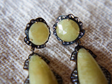 Carica l&#39;immagine nel visualizzatore di Gallery, orecchini in argento , calcite gialla e cristalli brillanti pezzo unico lavorato artigianalmente, pietre luminose e sfacettate a mano, chiusura a farfalla. misure pendaglio 6x2,5x1 cm peso 20 gr.