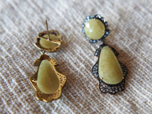 Carica l&#39;immagine nel visualizzatore di Gallery, orecchini in argento , calcite gialla e cristalli brillanti pezzo unico lavorato artigianalmente, pietre luminose e sfacettate a mano, chiusura a farfalla. misure pendaglio 6x2,5x1 cm peso 20 gr.