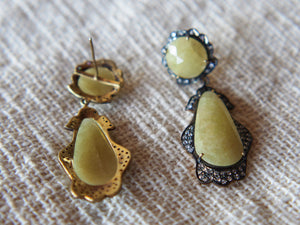 orecchini in argento , calcite gialla e cristalli brillanti pezzo unico lavorato artigianalmente, pietre luminose e sfacettate a mano, chiusura a farfalla. misure pendaglio 6x2,5x1 cm peso 20 gr.