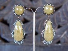 Carica l&#39;immagine nel visualizzatore di Gallery, orecchini in argento , calcite gialla e cristalli brillanti pezzo unico lavorato artigianalmente, pietre luminose e sfacettate a mano, chiusura a farfalla. misure pendaglio 6x2,5x1 cm peso 20 gr.
