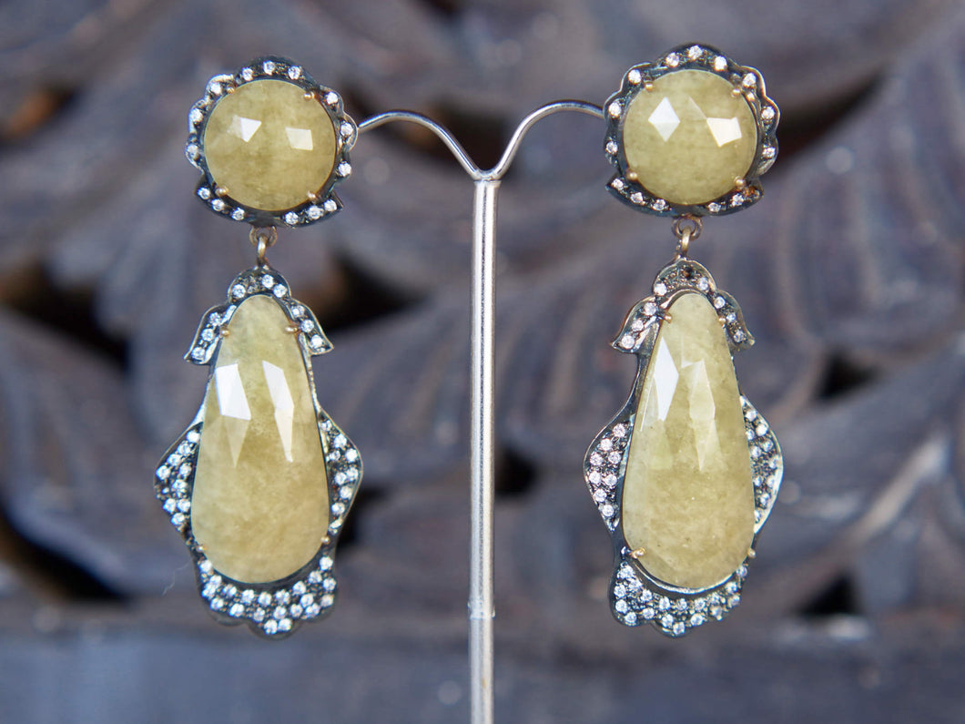 orecchini in argento , calcite gialla e cristalli brillanti pezzo unico lavorato artigianalmente, pietre luminose e sfacettate a mano, chiusura a farfalla. misure pendaglio 6x2,5x1 cm peso 20 gr.