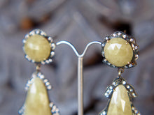 Carica l&#39;immagine nel visualizzatore di Gallery, orecchini in argento , calcite gialla e cristalli brillanti pezzo unico lavorato artigianalmente, pietre luminose e sfacettate a mano, chiusura a farfalla. misure pendaglio 6x2,5x1 cm peso 20 gr.