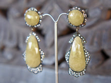 Carica l&#39;immagine nel visualizzatore di Gallery, orecchini in argento , calcite gialla e cristalli brillanti pezzo unico lavorato artigianalmente, pietre luminose e sfacettate a mano, chiusura a farfalla. misure pendaglio 6x2,5x1 cm peso 20 gr.