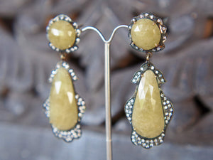 orecchini in argento , calcite gialla e cristalli brillanti pezzo unico lavorato artigianalmente, pietre luminose e sfacettate a mano, chiusura a farfalla. misure pendaglio 6x2,5x1 cm peso 20 gr.