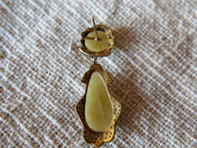 Carica l&#39;immagine nel visualizzatore di Gallery, orecchini in argento , calcite gialla e cristalli brillanti pezzo unico lavorato artigianalmente, pietre luminose e sfacettate a mano, chiusura a farfalla. misure pendaglio 6x2,5x1 cm peso 20 gr.