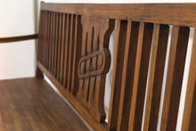 Carica l&#39;immagine nel visualizzatore di Gallery, Panca Coloniale Indiana Autentica In Stile Coloniale. Legno Di Teak. Databile Primi Del ’900. Dimensioni 182x52xh95cm.  