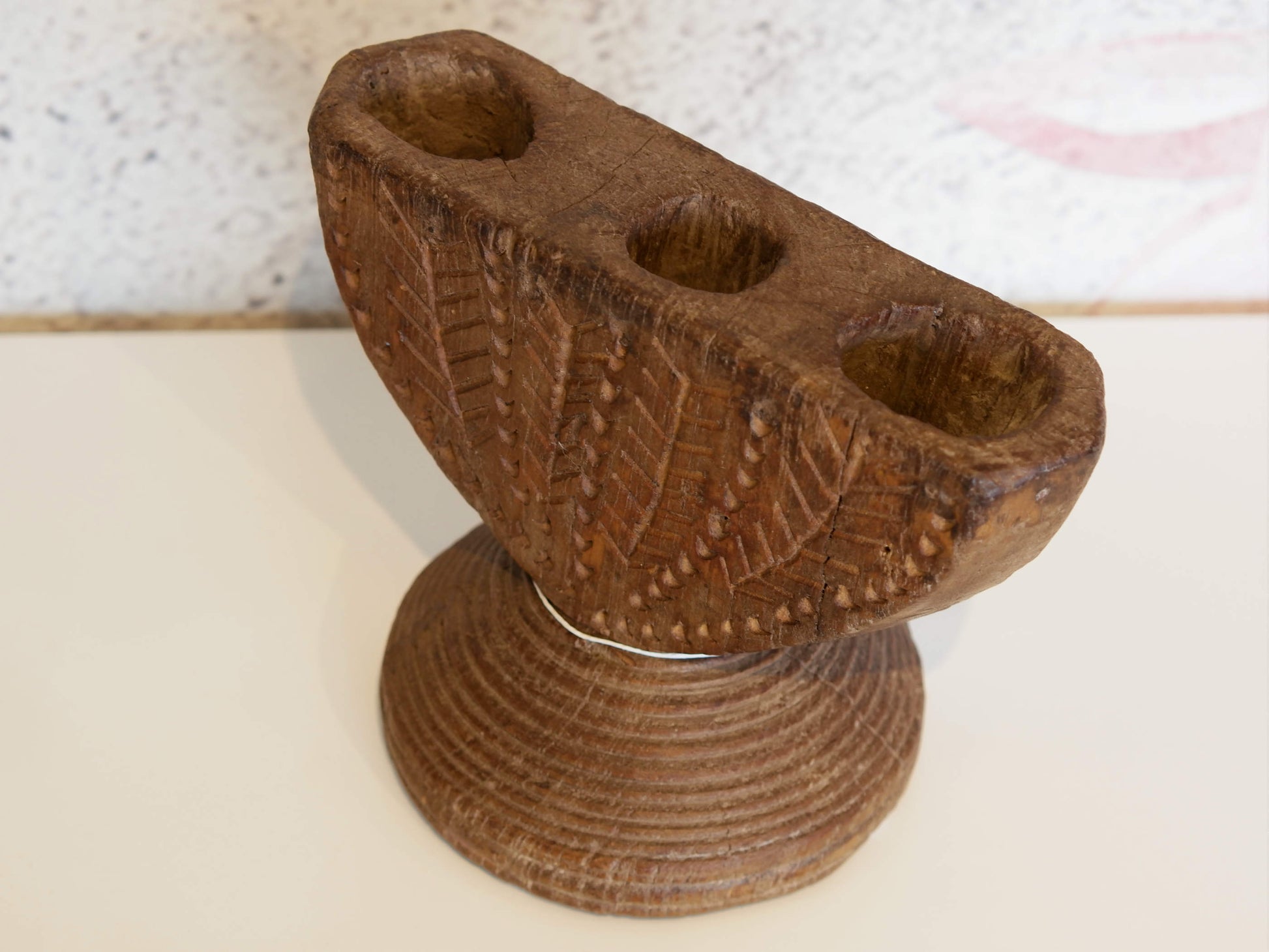 antico separatore , oggetti di lavoro antichi usato per cereali, riso indiano in legno in legno di teak inciso . dimensioni 24x15 h18cm
