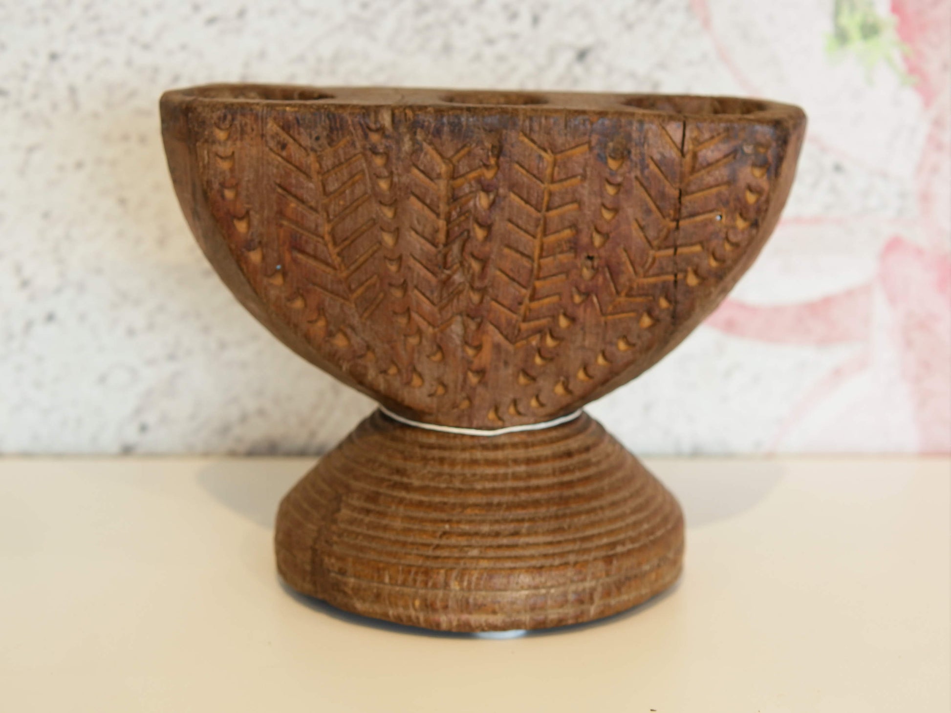 antico separatore , oggetti di lavoro antichi usato per cereali, riso indiano in legno in legno di teak inciso . dimensioni 24x15 h18cm