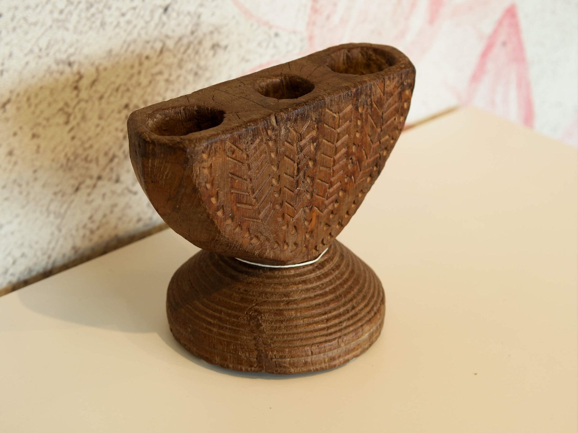 antico separatore , oggetti di lavoro antichi usato per cereali, riso indiano in legno in legno di teak inciso . dimensioni 24x15 h18cm