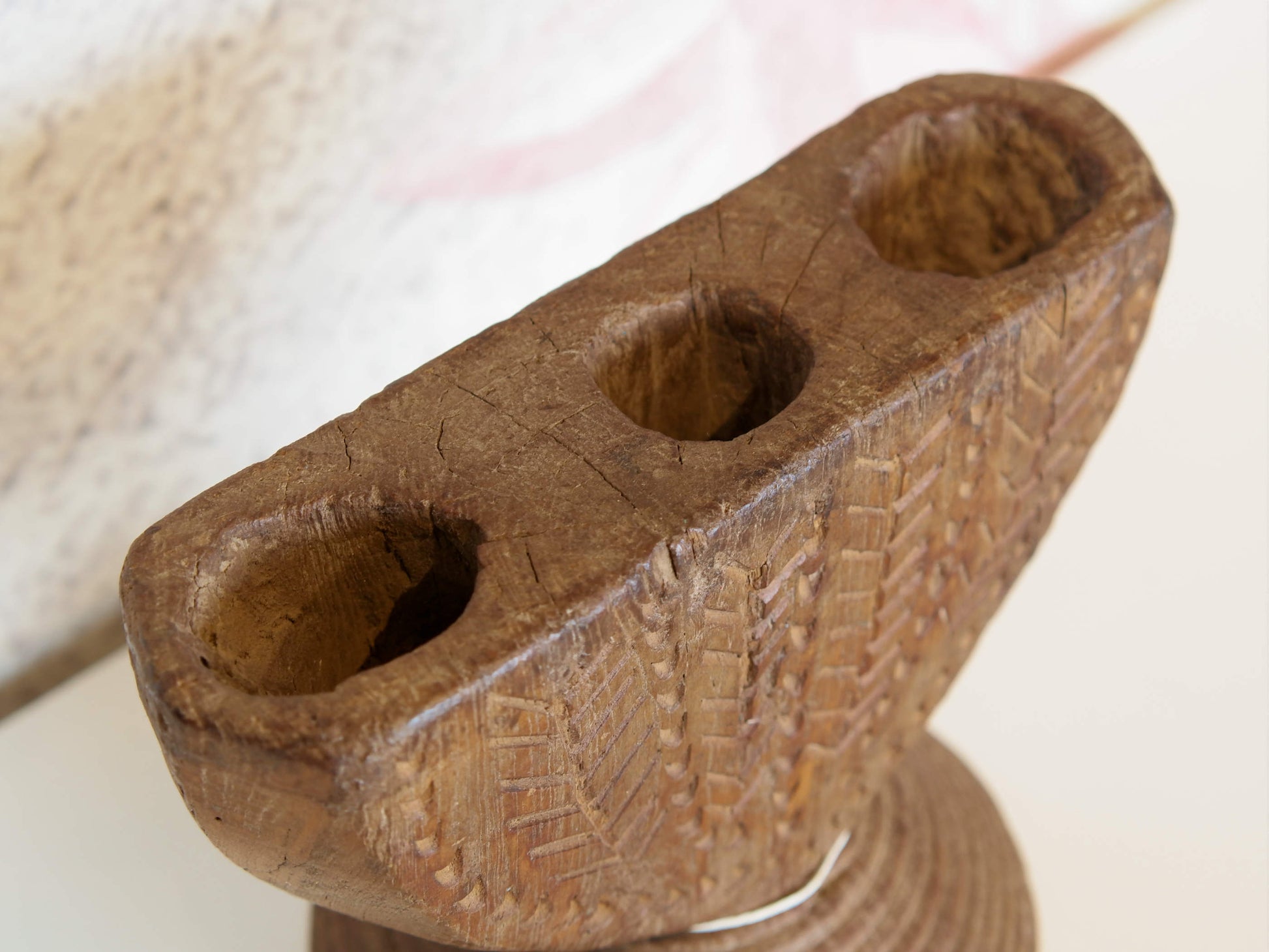 antico separatore , oggetti di lavoro antichi usato per cereali, riso indiano in legno in legno di teak inciso . dimensioni 24x15 h18cm