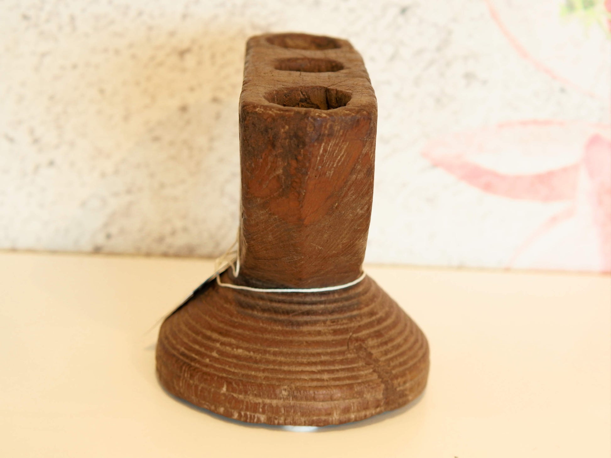 antico separatore , oggetti di lavoro antichi usato per cereali, riso indiano in legno in legno di teak inciso . dimensioni 24x15 h18cm