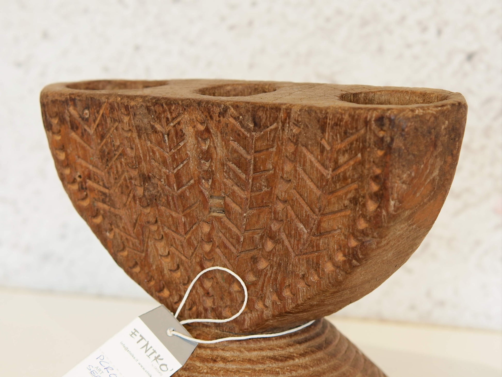 antico separatore , oggetti di lavoro antichi usato per cereali, riso indiano in legno in legno di teak inciso . dimensioni 24x15 h18cm
