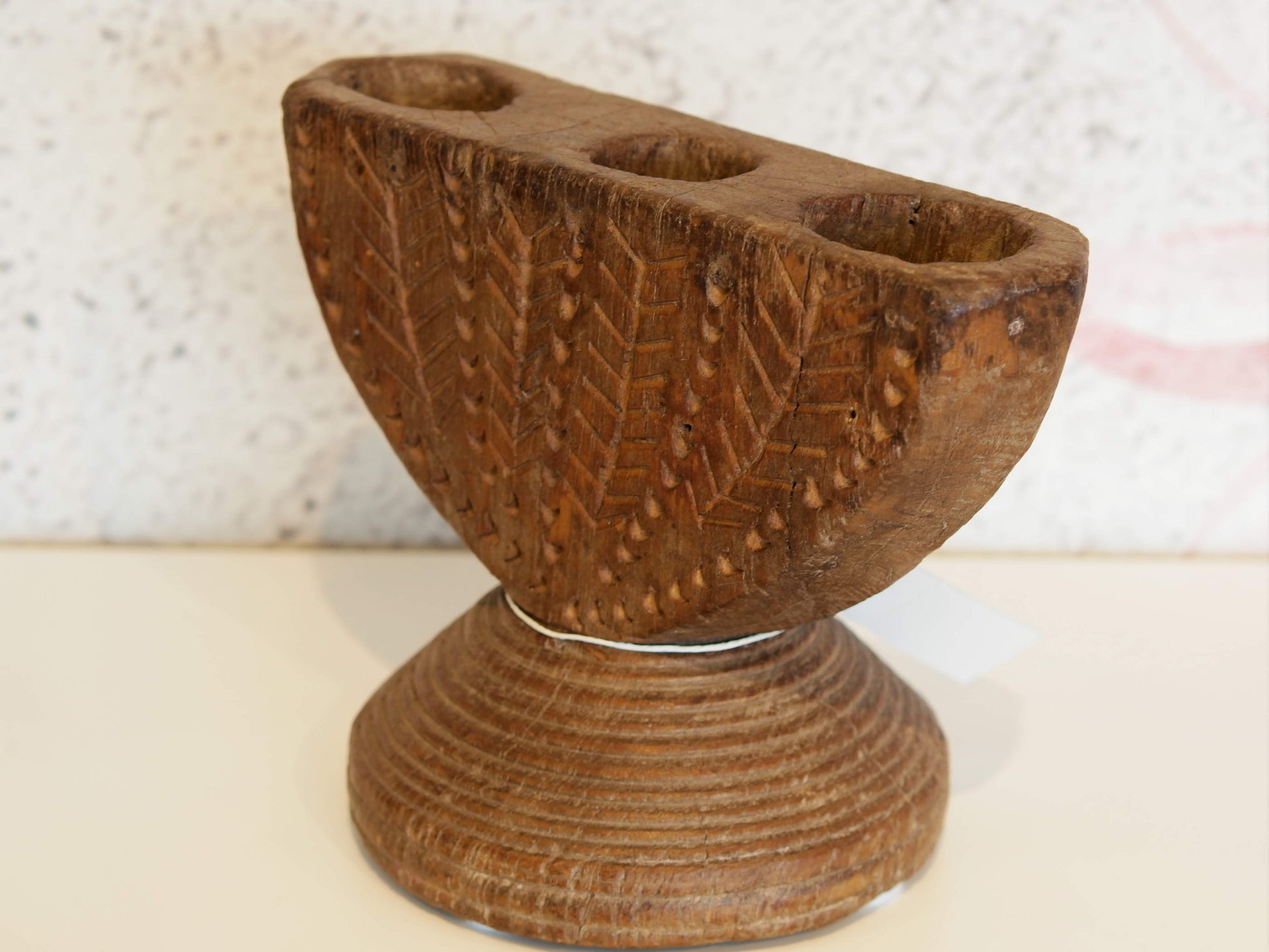 antico separatore , oggetti di lavoro antichi usato per cereali, riso indiano in legno in legno di teak inciso . dimensioni 24x15 h18cm