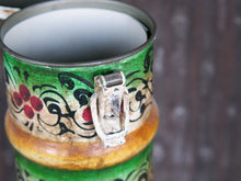 Carica l&#39;immagine nel visualizzatore di Gallery, Portadocumenti in metallo dipinto con tappo, ideale anche come vaso... Pezzo unico lavorato e decorato a mano.  diametro 14 h64cm     per info e ulteriori foto 0039 3338778241 info@etniko.it facebook / instagram : etnikobycrosato