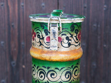 Carica l&#39;immagine nel visualizzatore di Gallery, Portadocumenti in metallo dipinto con tappo, ideale anche come vaso... Pezzo unico lavorato e decorato a mano.  diametro 14 h64cm     per info e ulteriori foto 0039 3338778241 info@etniko.it facebook / instagram : etnikobycrosato