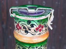 Carica l&#39;immagine nel visualizzatore di Gallery, Portadocumenti in metallo dipinto con tappo, ideale anche come vaso... Pezzo unico lavorato e decorato a mano.  diametro 14 h64cm     per info e ulteriori foto 0039 3338778241 info@etniko.it facebook / instagram : etnikobycrosato