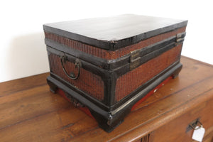 Box Cina Proveniente Dalla Zona Di Pechino, Intrecciato E Laccato. Dimensioni 46x30xh24cm.